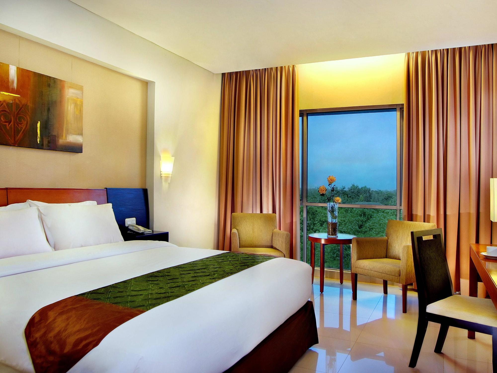 Aston Tanjung City Hotel Extérieur photo