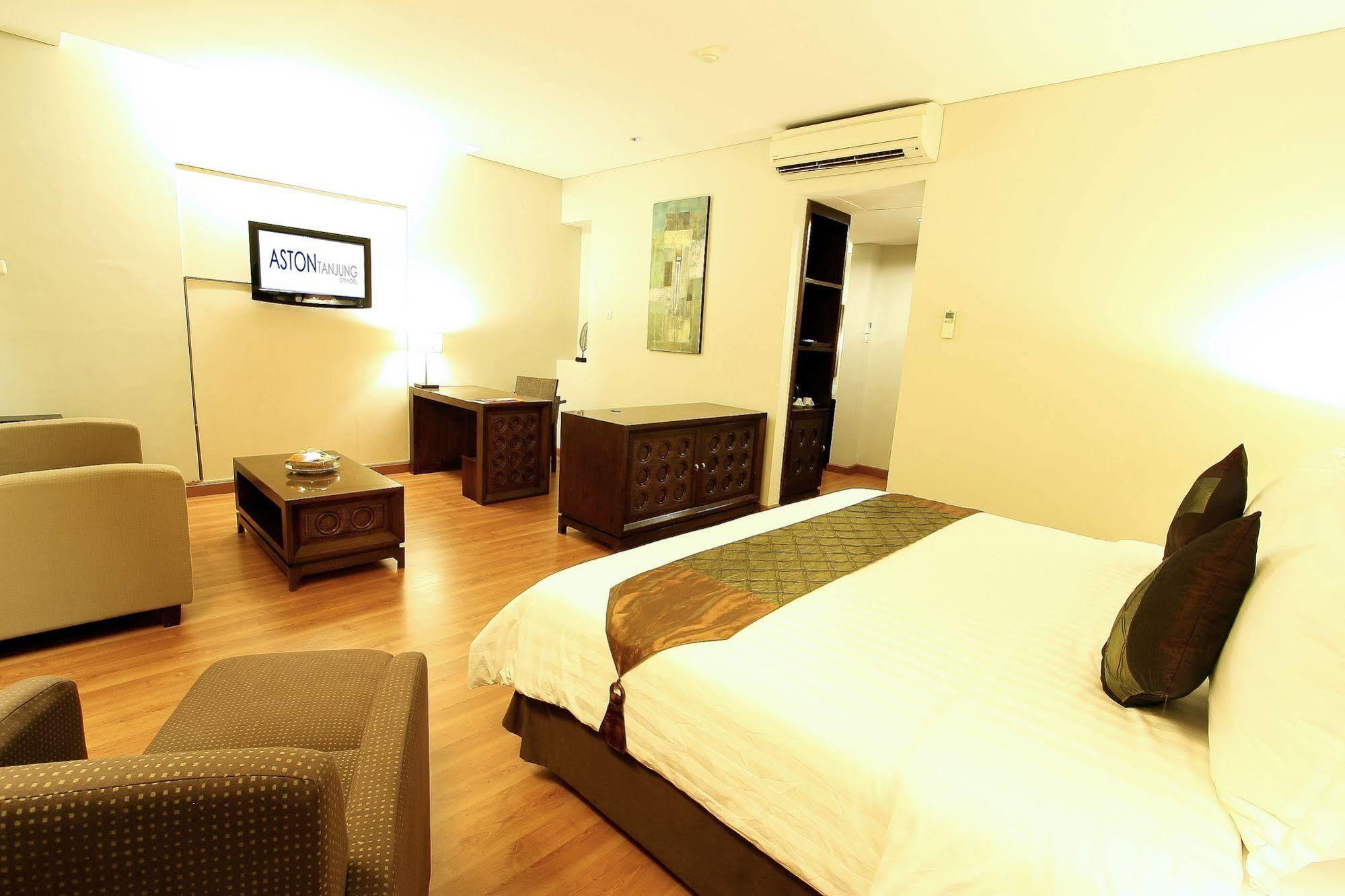 Aston Tanjung City Hotel Extérieur photo
