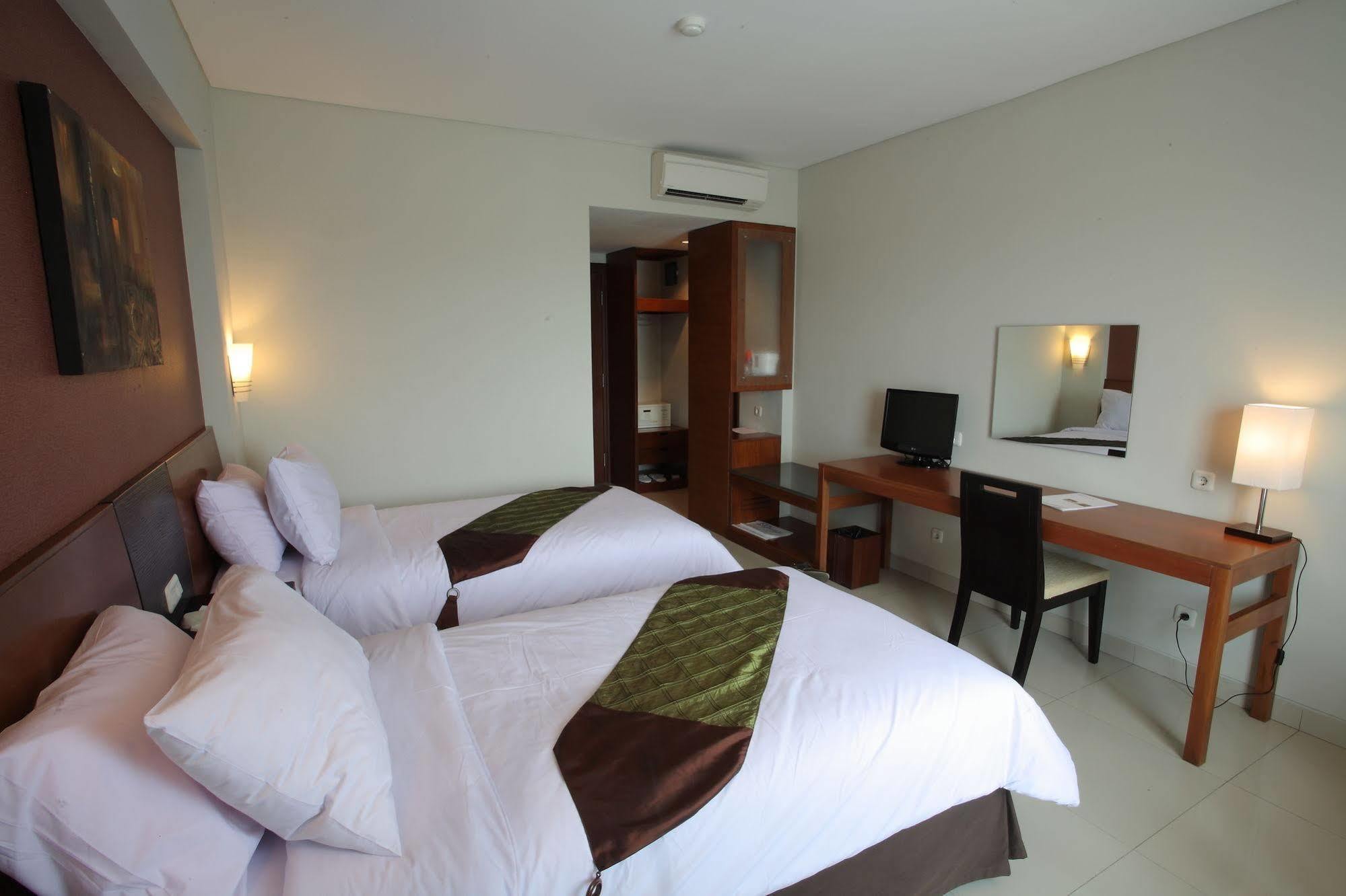 Aston Tanjung City Hotel Extérieur photo