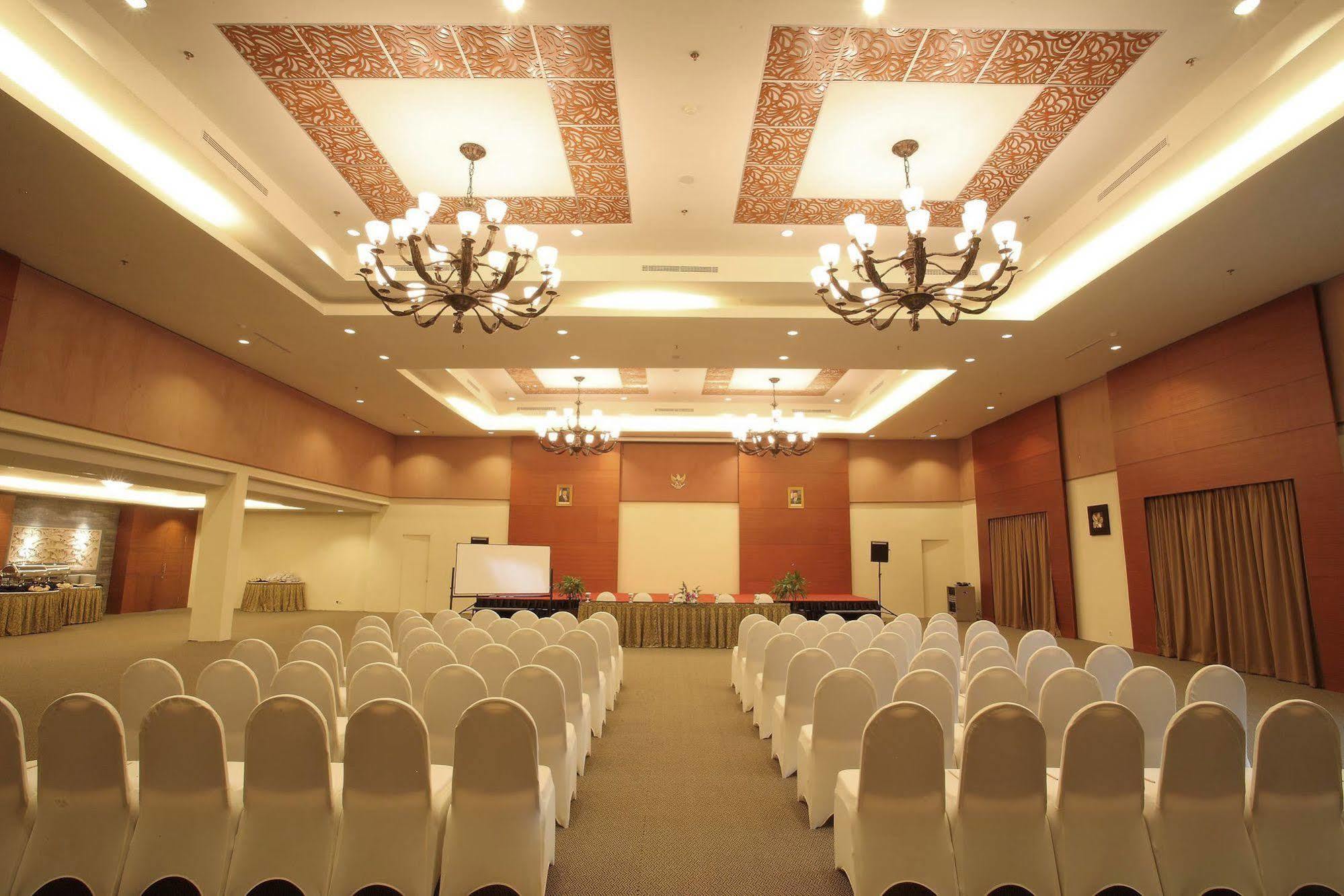 Aston Tanjung City Hotel Extérieur photo