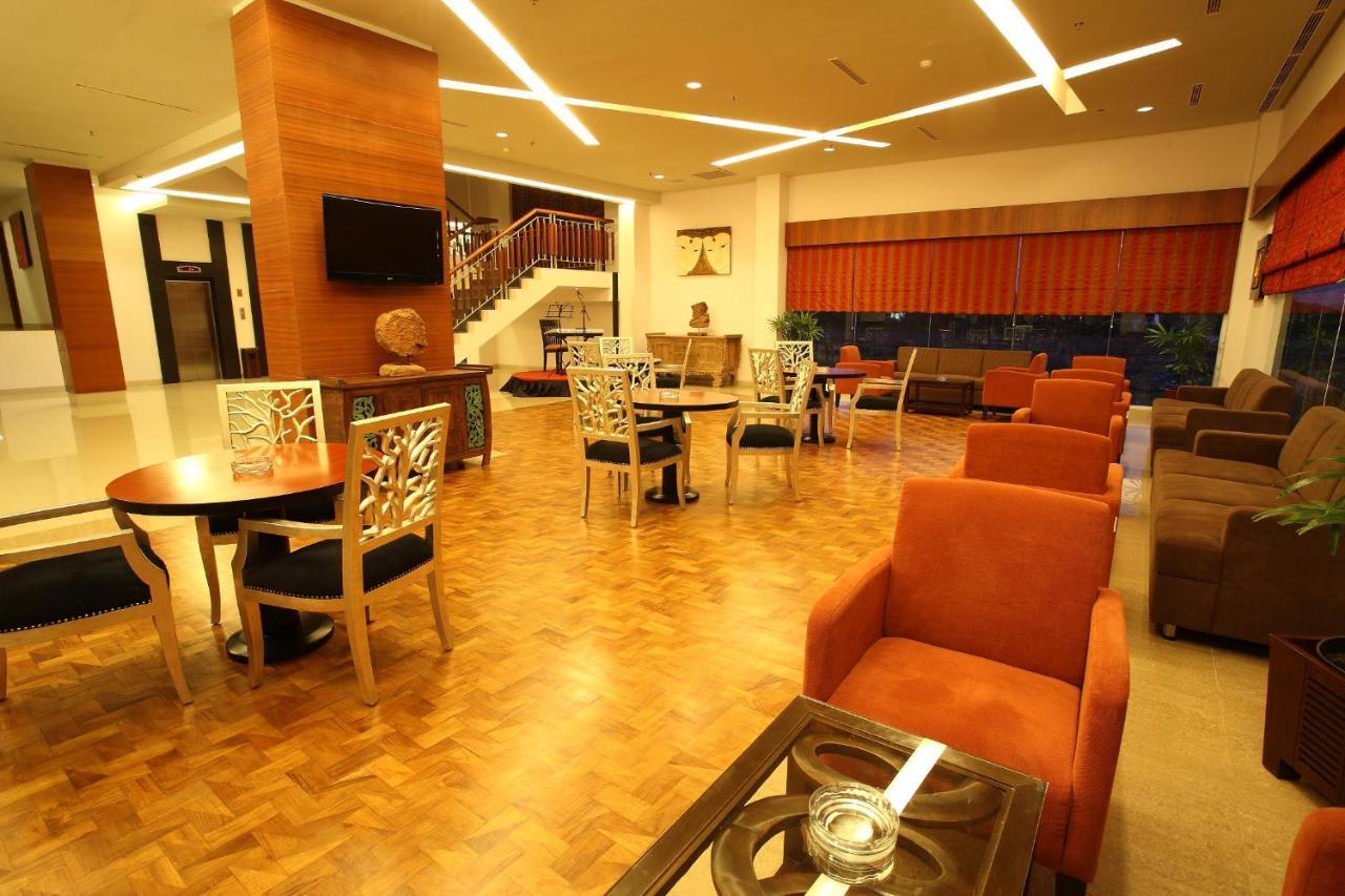 Aston Tanjung City Hotel Extérieur photo